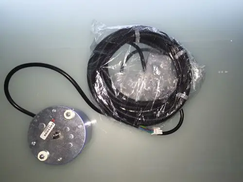 Motor mit Metallgehäuse und Kabelbaum, teilweise verpackt, auf glatter Oberfläche. Produkt von Remeha.